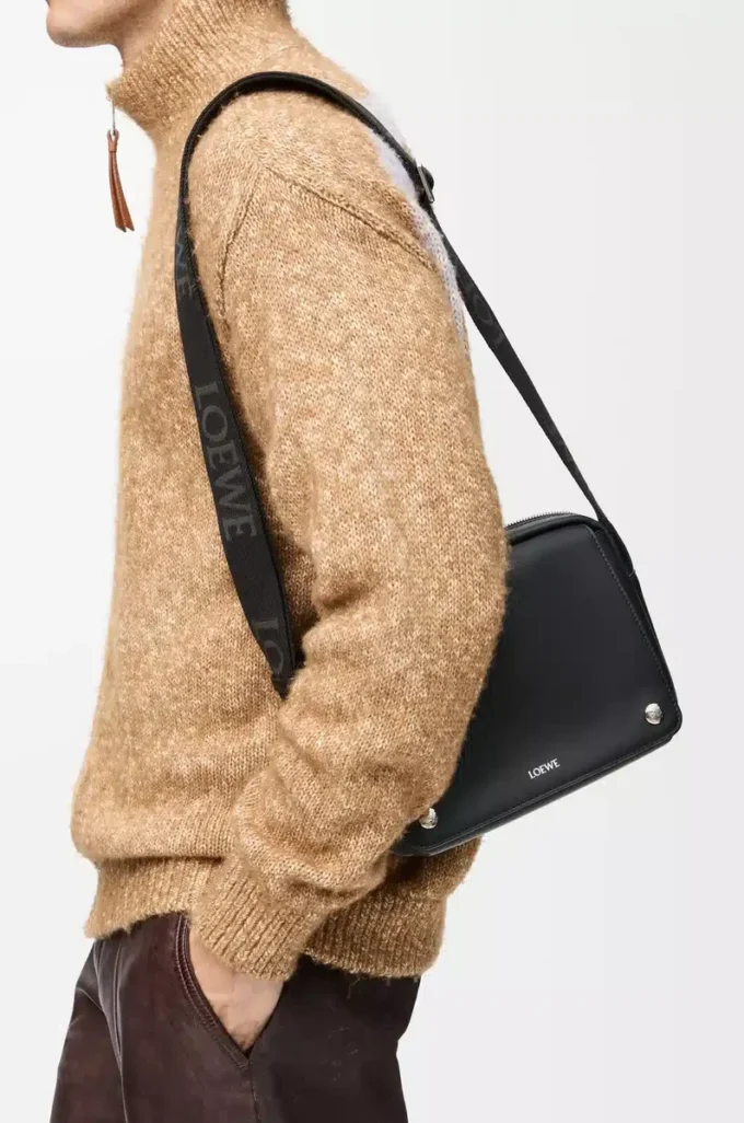 Bolso mensajero Pebble mediano en piel de becerro lisa Negro