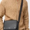 Bolso mensajero Pebble mediano en piel de becerro lisa Negro
