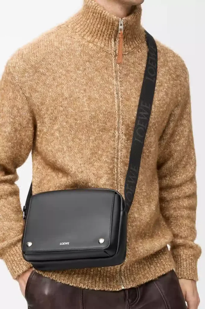 Bolso mensajero Pebble mediano en piel de becerro lisa Negro