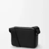 Bolso mensajero Pebble mediano en piel de becerro lisa Negro