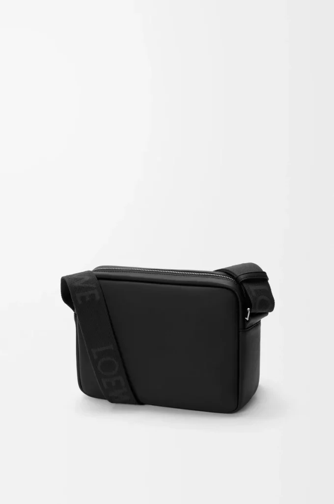 Bolso mensajero Pebble mediano en piel de becerro lisa Negro
