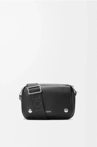 Bolso mensajero Pebble pequeño en piel de becerro granulada flexible Black