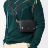 Bolso mensajero Pebble pequeño en piel de becerro granulada flexible Black