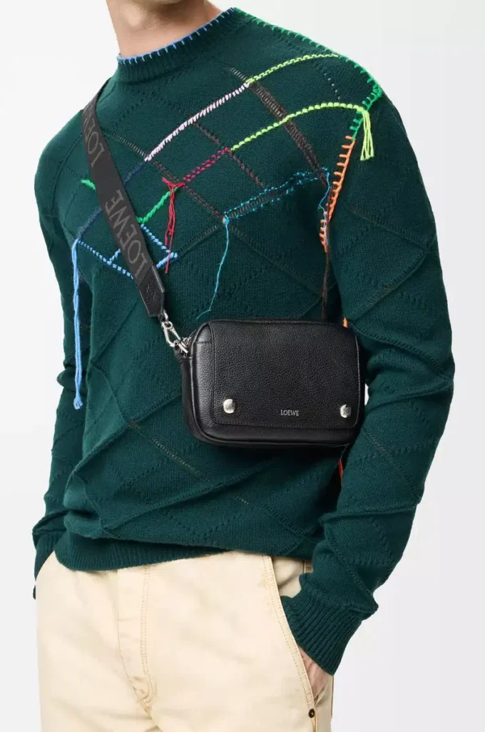 Bolso mensajero Pebble pequeño en piel de becerro granulada flexible Black