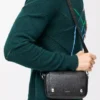 Bolso mensajero Pebble pequeño en piel de becerro granulada flexible Black