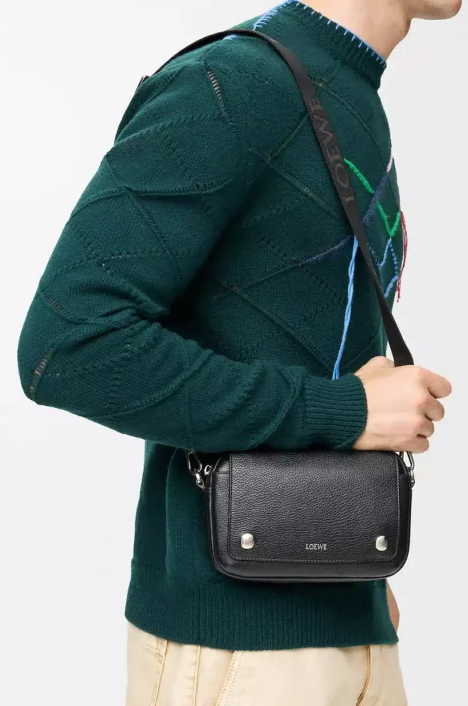 Bolso mensajero Pebble pequeño en piel de becerro granulada flexible Black