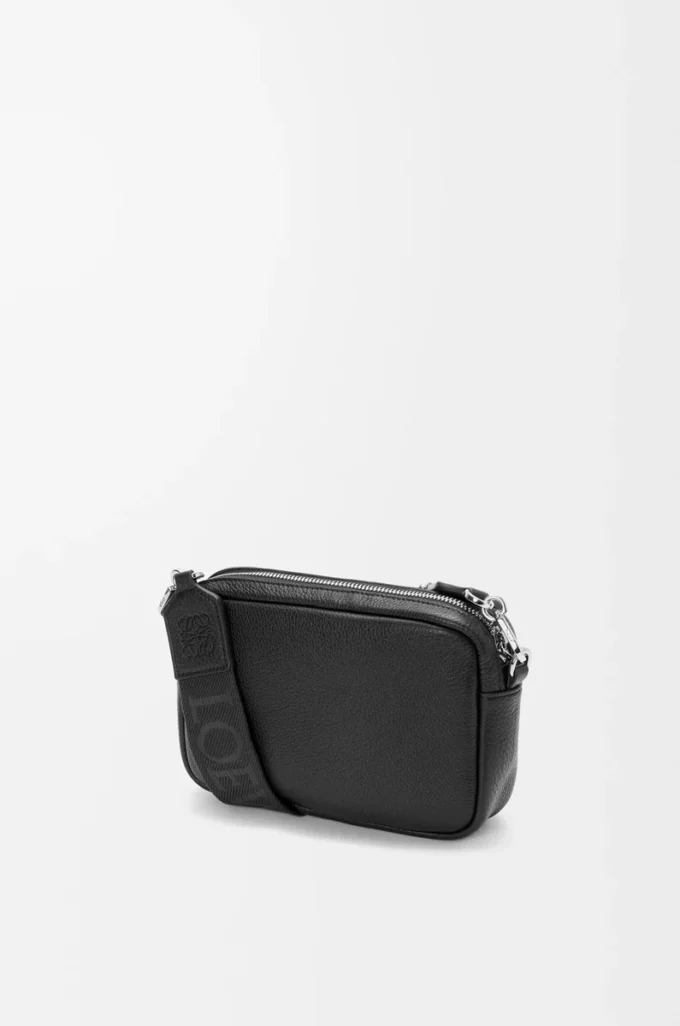 Bolso mensajero Pebble pequeño en piel de becerro granulada flexible Black