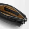 Bolso mensajero Pebble pequeño en piel de becerro granulada flexible Black