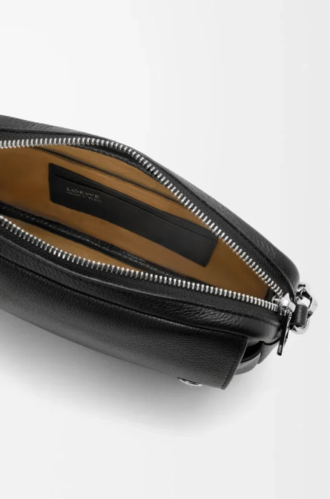 Bolso mensajero Pebble pequeño en piel de becerro granulada flexible Black