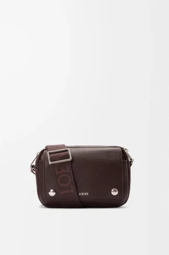 Bolso mensajero Pebble pequeño en piel de becerro granulada flexible Oxblood