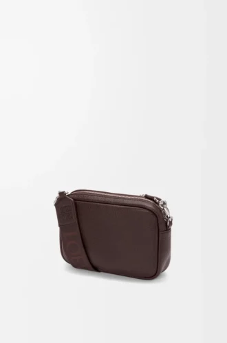Bolso mensajero Pebble pequeño en piel de becerro granulada flexible Oxblood