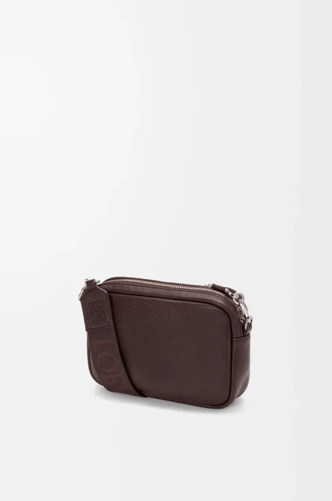Bolso mensajero Pebble pequeño en piel de becerro granulada flexible Oxblood Bolso mensajero Pebble pequeño en piel de becerro granulada flexible Oxblood