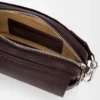 Bolso mensajero Pebble pequeño en piel de becerro granulada flexible Oxblood Bolso mensajero Pebble pequeño en piel de becerro granulada flexible Oxblood
