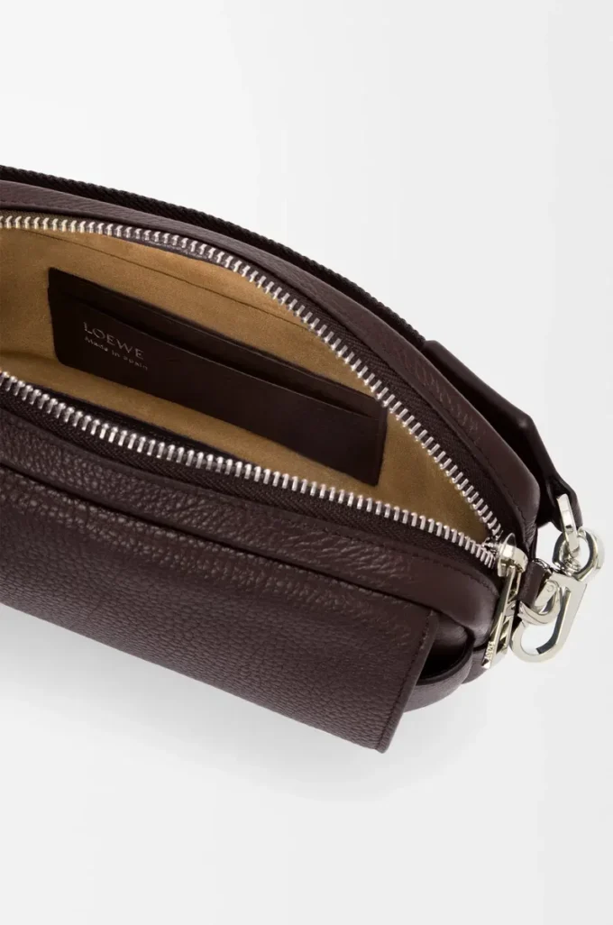 Bolso mensajero Pebble pequeño en piel de becerro granulada flexible Oxblood Bolso mensajero Pebble pequeño en piel de becerro granulada flexible Oxblood