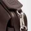 Bolso mensajero Pebble pequeño en piel de becerro granulada flexible Oxblood Bolso mensajero Pebble pequeño en piel de becerro granulada flexible Oxblood