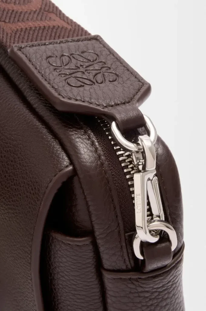 Bolso mensajero Pebble pequeño en piel de becerro granulada flexible Oxblood Bolso mensajero Pebble pequeño en piel de becerro granulada flexible Oxblood