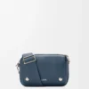 Bolso mensajero Pebble pequeño en piel de becerro granulada flexible teñida en índigo Bolso mensajero Pebble pequeño en piel de becerro granulada flexible teñida en índigo