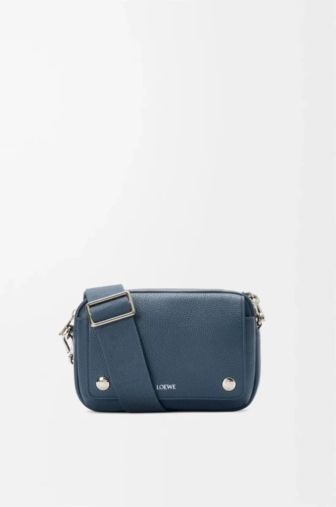 Bolso mensajero Pebble pequeño en piel de becerro granulada flexible teñida en índigo Bolso mensajero Pebble pequeño en piel de becerro granulada flexible teñida en índigo