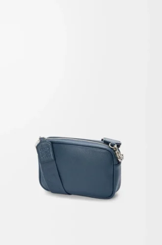 Bolso mensajero Pebble pequeño en piel de becerro granulada flexible teñida en índigo Bolso mensajero Pebble pequeño en piel de becerro granulada flexible teñida en índigo