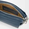 Bolso mensajero Pebble pequeño en piel de becerro granulada flexible teñida en índigo Bolso mensajero Pebble pequeño en piel de becerro granulada flexible teñida en índigo