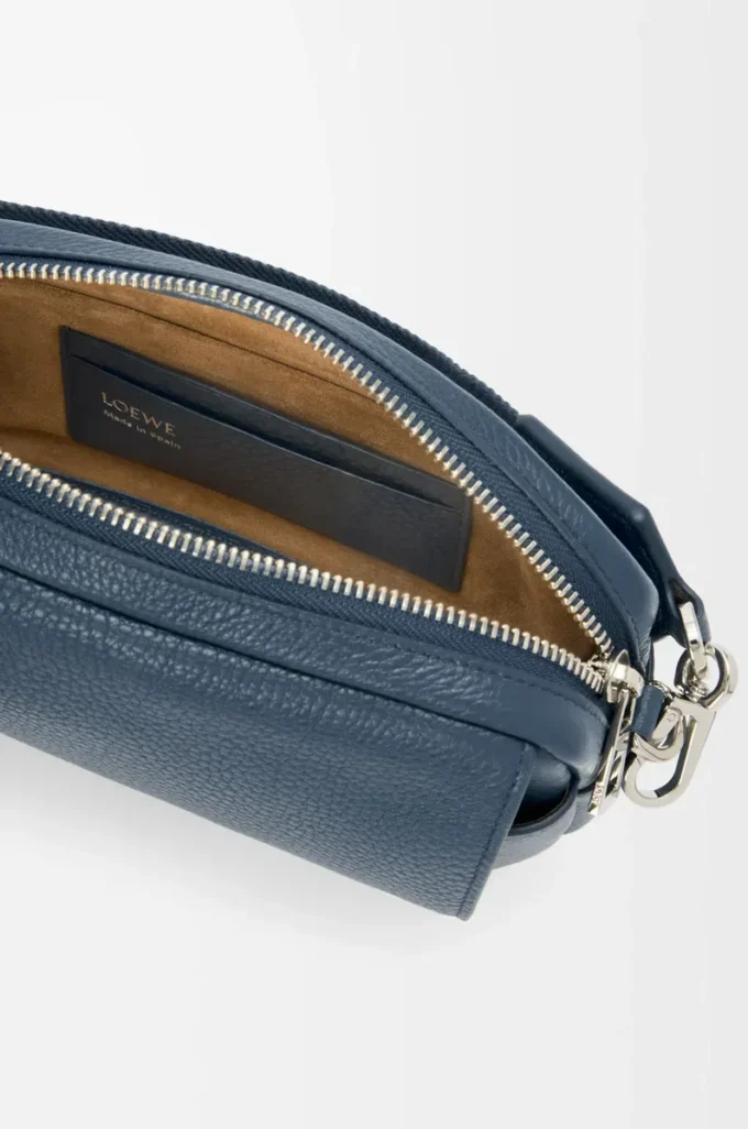 Bolso mensajero Pebble pequeño en piel de becerro granulada flexible teñida en índigo Bolso mensajero Pebble pequeño en piel de becerro granulada flexible teñida en índigo
