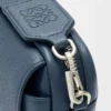 Bolso mensajero Pebble pequeño en piel de becerro granulada flexible teñida en índigo Bolso mensajero Pebble pequeño en piel de becerro granulada flexible teñida en índigo