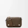 Bolso mensajero Pebble pequeño en piel de becerro granulada flexible Tundra Bolso mensajero Pebble pequeño en piel de becerro granulada flexible Tundra