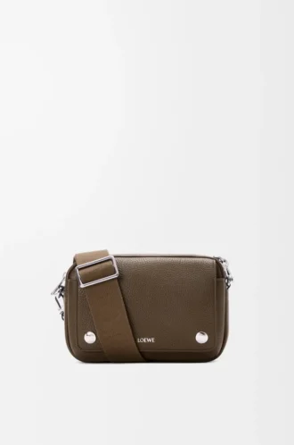 Bolso mensajero Pebble pequeño en piel de becerro granulada flexible Tundra
