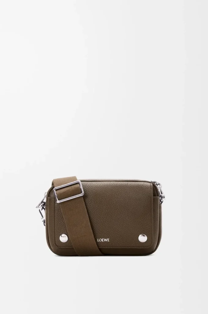 Bolso mensajero Pebble pequeño en piel de becerro granulada flexible Tundra Bolso mensajero Pebble pequeño en piel de becerro granulada flexible Tundra