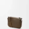 Bolso mensajero Pebble pequeño en piel de becerro granulada flexible Tundra Bolso mensajero Pebble pequeño en piel de becerro granulada flexible Tundra