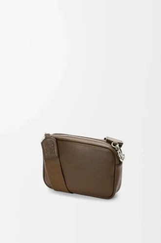 Bolso mensajero Pebble pequeño en piel de becerro granulada flexible Tundra