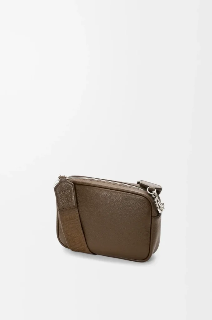 Bolso mensajero Pebble pequeño en piel de becerro granulada flexible Tundra Bolso mensajero Pebble pequeño en piel de becerro granulada flexible Tundra