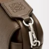 Bolso mensajero Pebble pequeño en piel de becerro granulada flexible Tundra Bolso mensajero Pebble pequeño en piel de becerro granulada flexible Tundra