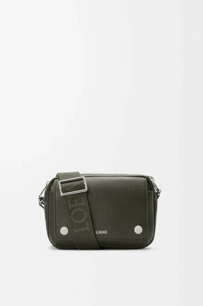 Bolso mensajero pequeño Pebble en piel de becerro granulada flexible. Caqui oscuro
