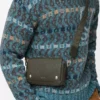 Bolso mensajero pequeño Pebble en piel de becerro granulada flexible. Caqui oscuro