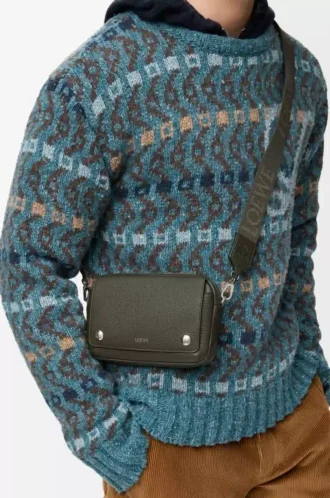 Bolso mensajero pequeño Pebble en piel de becerro granulada flexible. Caqui oscuro