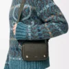 Bolso mensajero pequeño Pebble en piel de becerro granulada flexible. Caqui oscuro