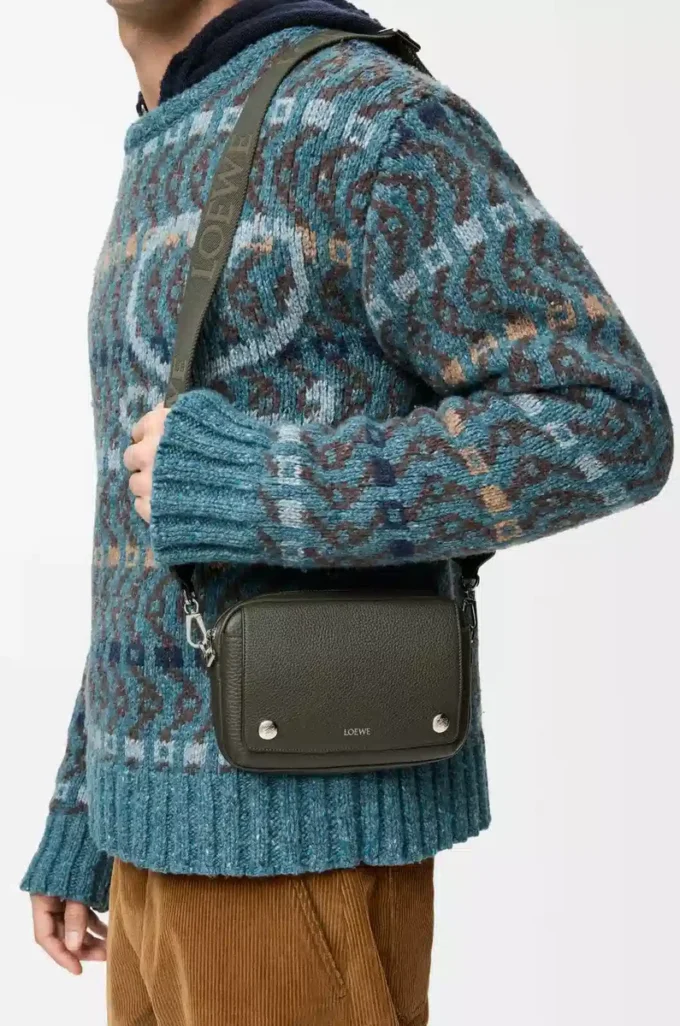 Bolso mensajero pequeño Pebble en piel de becerro granulada flexible. Caqui oscuro