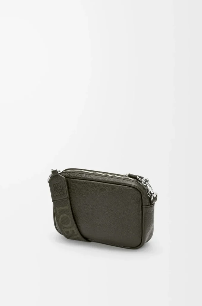Bolso mensajero pequeño Pebble en piel de becerro granulada flexible. Caqui oscuro