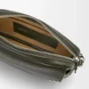 Bolso mensajero pequeño Pebble en piel de becerro granulada flexible. Caqui oscuro