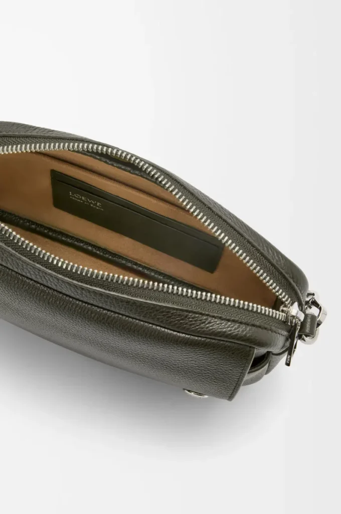 Bolso mensajero pequeño Pebble en piel de becerro granulada flexible. Caqui oscuro