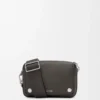 Bolso mensajero pequeño Pebble en piel de becerro granulada flexible Gris oscuro