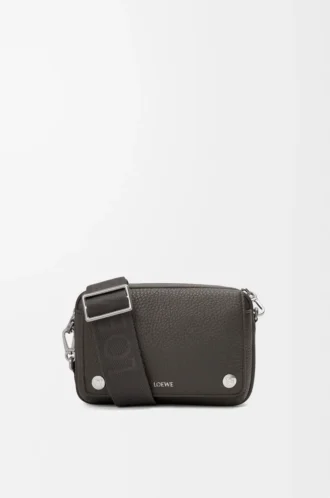 Bolso mensajero pequeño Pebble en piel de becerro granulada flexible Gris oscuro