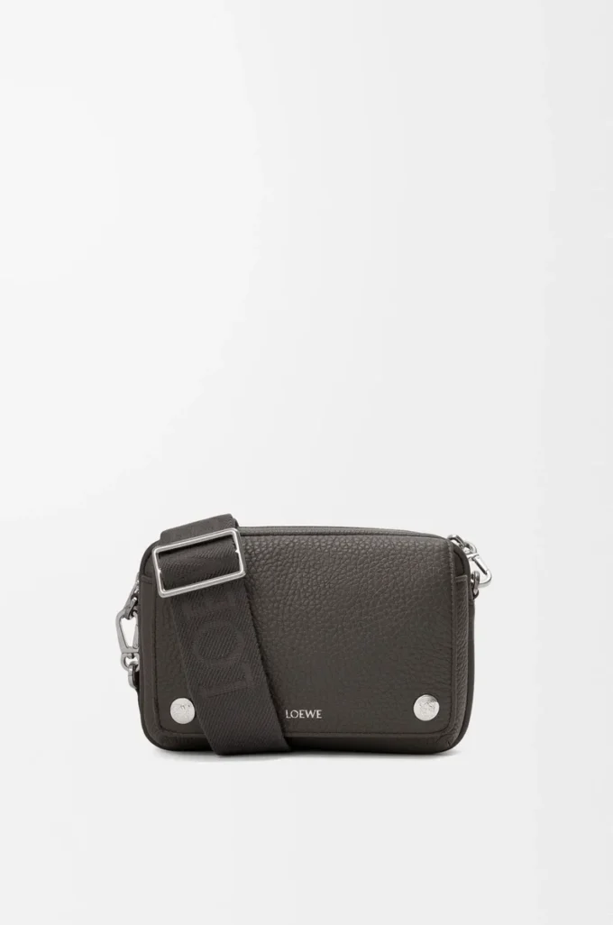 Bolso mensajero pequeño Pebble en piel de becerro granulada flexible Gris oscuro