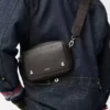 Bolso mensajero pequeño Pebble en piel de becerro granulada flexible Gris oscuro