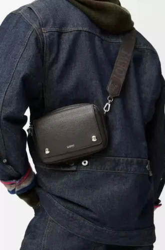 Bolso mensajero pequeño Pebble en piel de becerro granulada flexible Gris oscuro