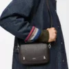 Bolso mensajero pequeño Pebble en piel de becerro granulada flexible Gris oscuro