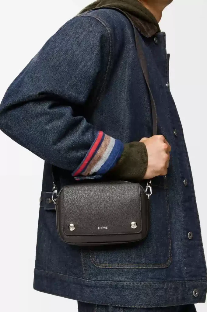 Bolso mensajero pequeño Pebble en piel de becerro granulada flexible Gris oscuro