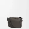 Bolso mensajero pequeño Pebble en piel de becerro granulada flexible Gris oscuro