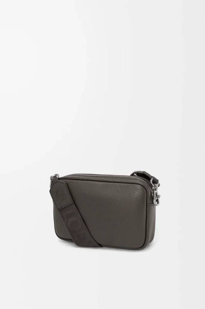 Bolso mensajero pequeño Pebble en piel de becerro granulada flexible Gris oscuro